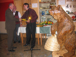 Predsednik ČD Kočevje Stanislav Knežič predaja skulpturo medveda tajniku ČZ Slovenije g. Antonu Tomecu