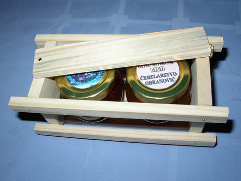 Dva kozarca medu v lesenem zabojku
