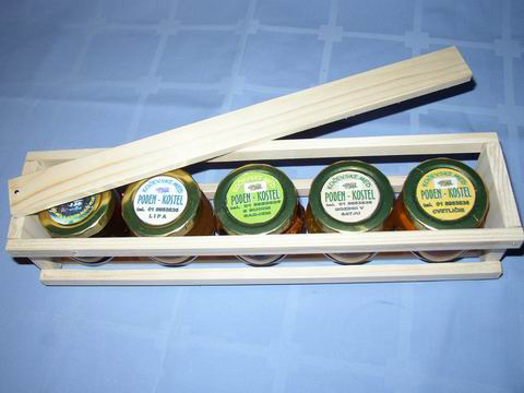 Pet kozarcev medu v lesenem zabojku